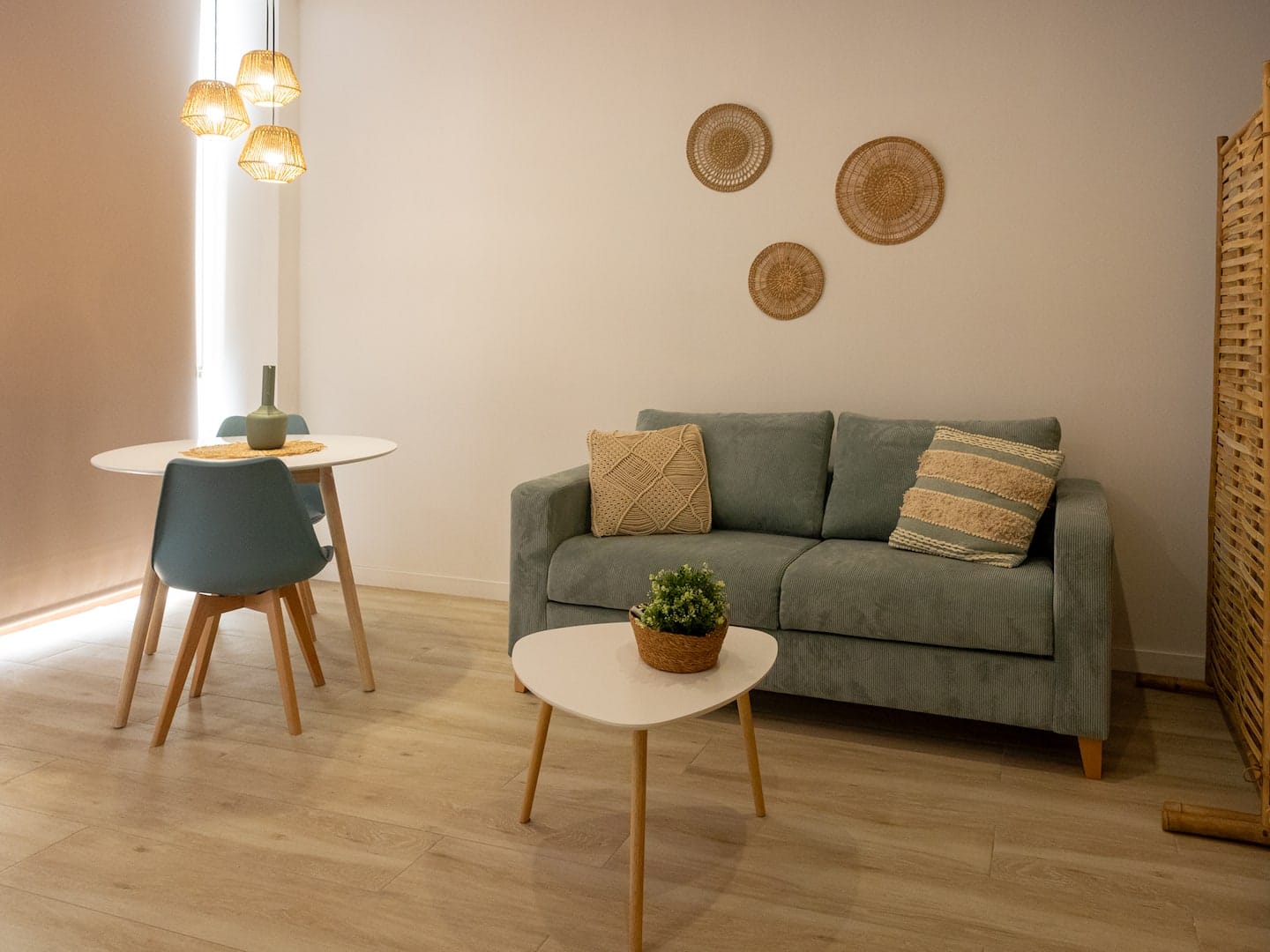 Salón del estudio con sofá cama doble y mesa de comedor